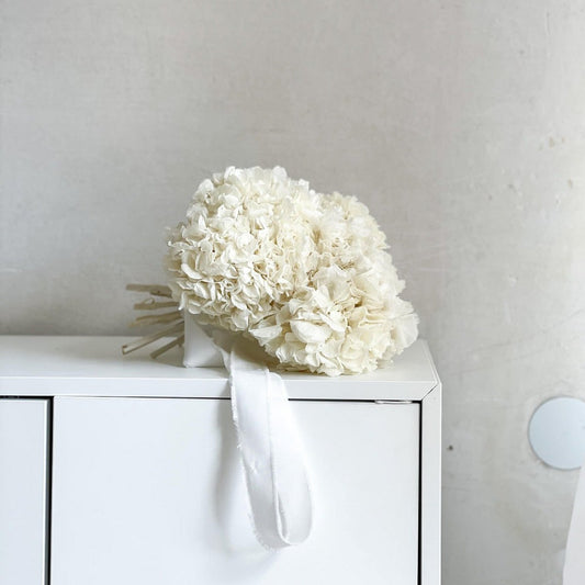 Hortensienzauber: Der Traumhafte Brautstrauß aus Trockenblumen